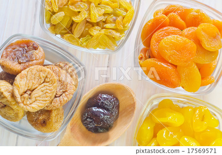 dried fruits 17569571