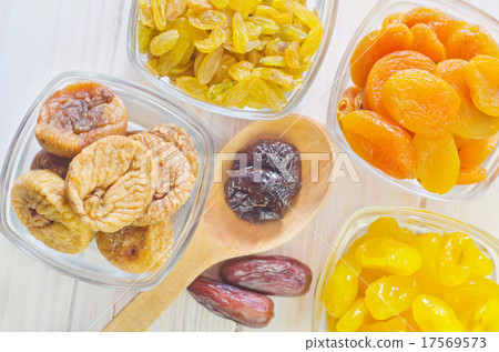 dried fruits 17569573