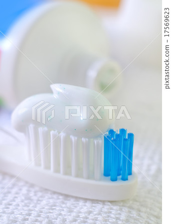 toothbrush 17569623