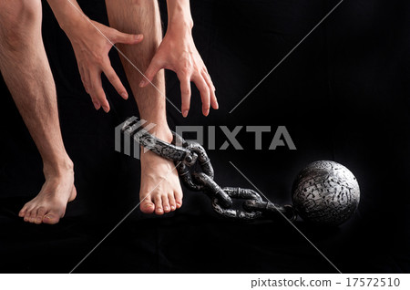 Men's foot with restraint 17572510