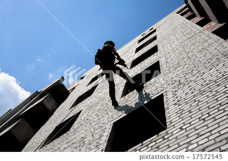 rappeling with weapons 17572545