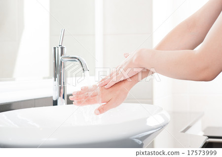 用水槽洗手。 用水槽洗手。 17573999
