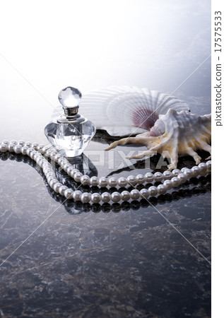 Perfume bottle 17575533