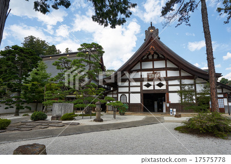 Dry Tokuyama Ryorinji, overlooking the owner (left side) and main hall (right side) (Shiroyama, Yamanashi Prefecture) 17575778