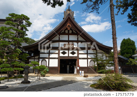 A wonderful warehouse of Dewshan mountain temple (Shiroyama, Yamanashi Prefecture) 17575779
