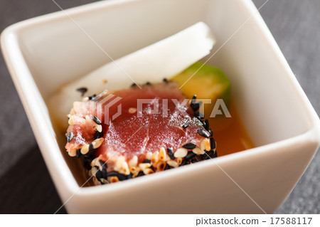 tuna with avocado 17588117