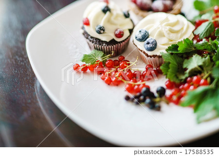 wedding cupcakes wedding cupcakes 17588535