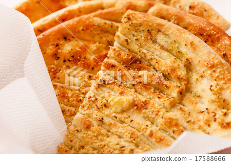pita bread 17588666