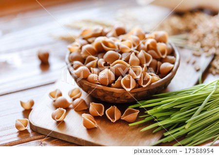 whole wheat pasta 17588954