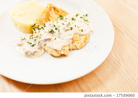 meat with mashed potatoes 17589060