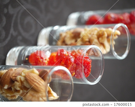 Salt tomato and nut's snack (vertical position) Salt tomato and nut's snack (vertical position) 17600015