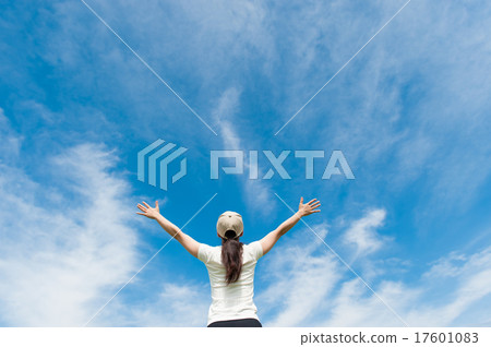 在傳播他的手往天空的婦女後的藍天 在傳播他的手往天空的婦女後的藍天 17601083