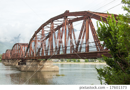Red bridge for the train in Da Nang Red bridge for the train in Da Nang 17601373