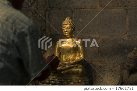 Cleaning golden Buddha Cleaning golden Buddha 17601751