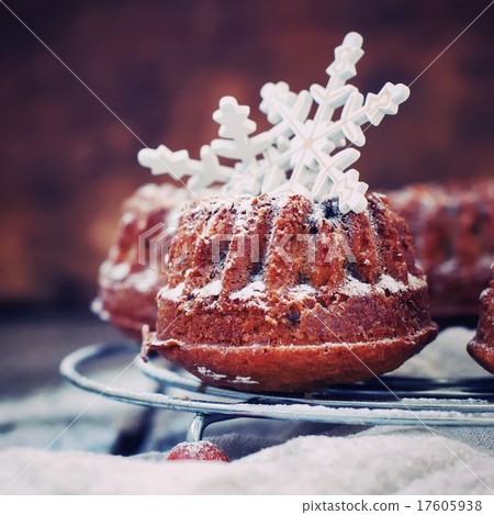 Christmas Decoration White Snowflakes. Small Cake 17605938