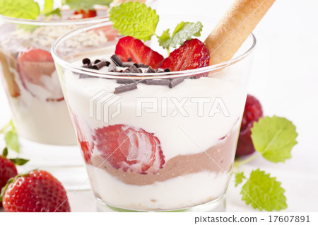 Mascarpone Dessert 17607891