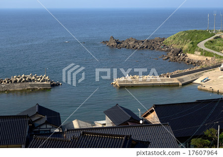 漁村和漁村屋頂瓦片在Ouch路大澤捕魚港口 漁村和漁村屋頂瓦片在Ouch路大澤捕魚港口 17607964