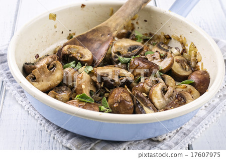 mushrooms roasted 17607975