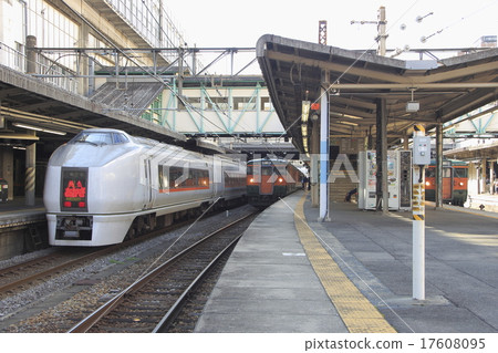 651系列限速快車赤城停在高崎站 651系列限速快車赤城停在高崎站 17608095