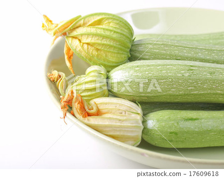 Courgettes zucchini 17609618