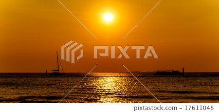 Sunset at the beach on Koh Larn Pattaya.Thailand 17611048