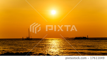 Sunset at the beach on Koh Larn Pattaya.Thailand 17611049