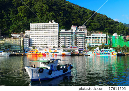 船舶和溫泉鎮停泊在颱風熱海港 船舶和溫泉鎮停泊在颱風熱海港 17611503