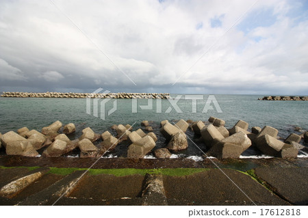 The coast of Irizencho, Toyama Prefecture 17612818