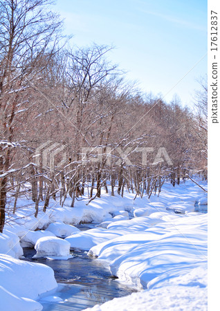 睡在冬天的山 17612837