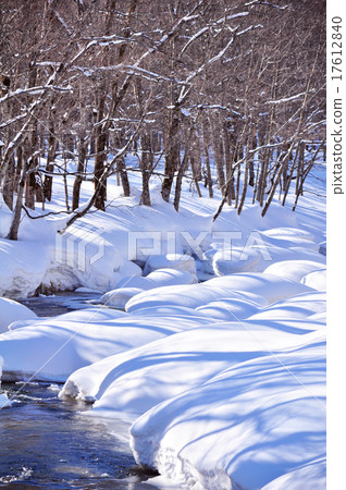 Sleeping in winter mountain 17612840