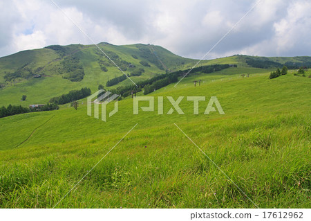 夏季汽車山滑雪滑雪場 17612962