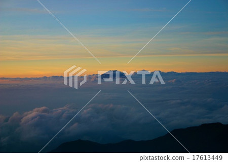 Fuji floating in the morning sea of clouds Fuji floating in the morning sea of clouds 17613449