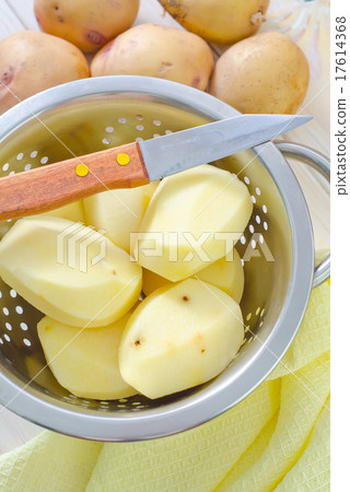 raw potato 17614368