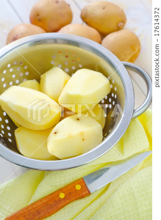 raw potato 17614372
