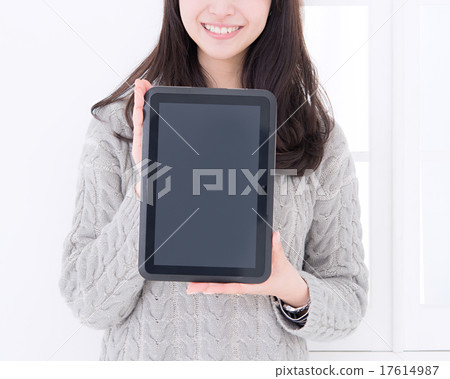 介紹在零件片劑的小姐的手推薦 介紹在零件片劑的小姐的手推薦 17614987