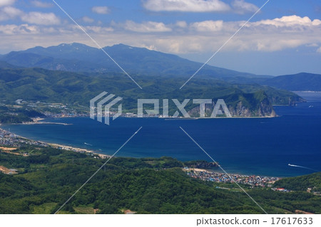 從Shioya Maruyama看到的積丹半島的海岸線~6 17617633