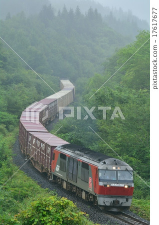 貨物列車穿過Mogu-no-Tomo通行證 貨物列車穿過Mogu-no-Tomo通行證 17617677