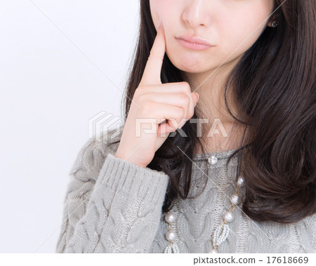 手頰部分的年輕婦女的手指 17618669