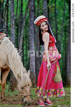 Hakuba and beautiful woman model pose shooting China Yunnan Lijiang national costume black hair straight model Hakuba and beautiful woman model pose shooting China Yunnan Lijiang national costume black hair straight model 17619134