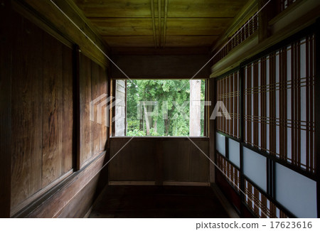 在窗戶上 在窗戶上 17623616