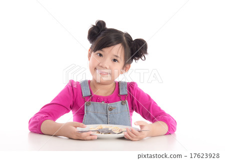 Cute asian girl eating Spaghetti Carbonara Cute asian girl eating Spaghetti Carbonara 17623928