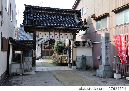 Kanazawa shi Teramachi station Traditional building group preservation district Shinchonji temple gate 17624554