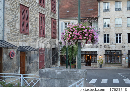 村莊風景在Besançon,法國的郊區 村莊風景在Besançon,法國的郊區 17625848