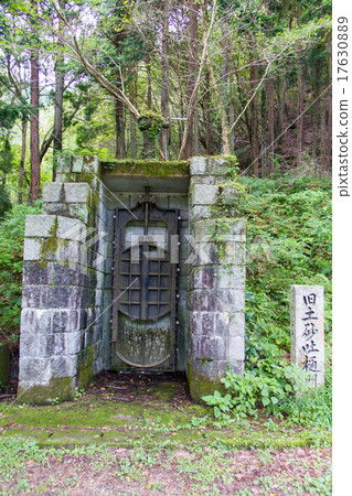Kagawa Prefecture Kanonji City Bunshichi Pond Dam old sediment discharge gutter gate Kagawa Prefecture Kanonji City Bunshichi Pond Dam old sediment discharge gutter gate 17630889