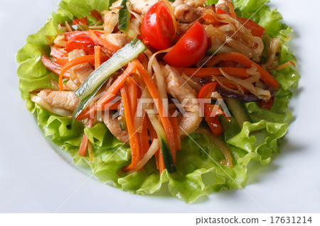 Warm salad with grilled chicken and vegetables Warm salad with grilled chicken and vegetables 17631214