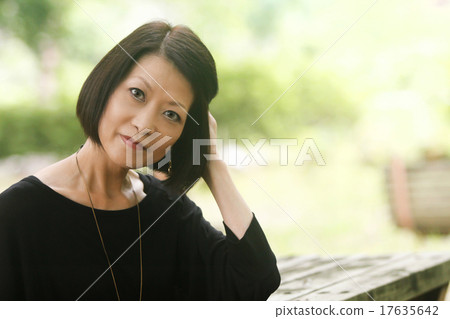 Portrait Mrs. outdoor 17635642