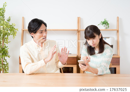 A couple fight 17637025