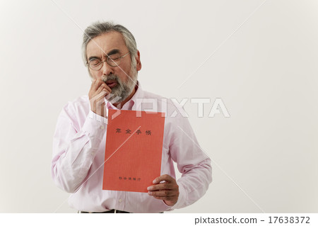 顯示退休金書的老人 顯示退休金書的老人 17638372