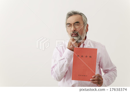 顯示退休金書的老人 17638374