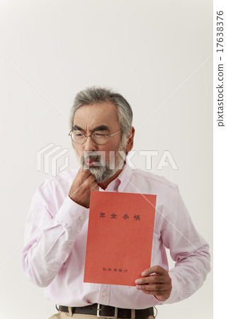 顯示退休金書的老人 17638376